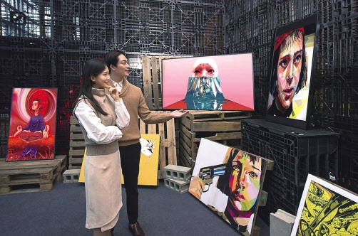 서울 강남구 코엑스에서 열린 '코엑스 윈터 NFT 갤러리 2021'에서 삼성전자의 라이프스타일 TV를 통해 전시된 디지털 작품들. [사진=삼성전자 ]
