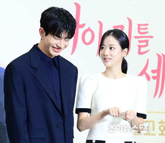 배우 최보민과 이나은이 21일 경기 고양시 덕양구 스타필드 고양에서 진행된 숏폼 드라마 '마이리틀셰프' 제작보고회에 참석하고 있다. [사진=정소희 기자]