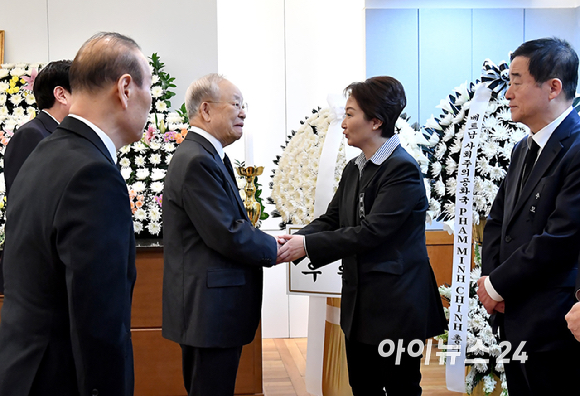 손경식 한국경영자총협회장과 김기문 중소기업중앙회장이 28일 오전 서울 종로구 서울대학교병원 장례식장에 마련된 故 이해찬 전 국무총리의 빈소에서 조문을 하고 있다. [사진=곽영래 기자]