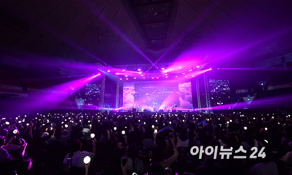 21일 서울 송파구 서울특별시교육청 학생체육관에서 '2026 JOY콘서트 - 보이스 오브 스프링(Voice of spring)'이 열렸다. 밴드 엔플라잉, 소란, 에이엠피가 멋진 무대를 선보이고 있다. [사진=정소희 기자]