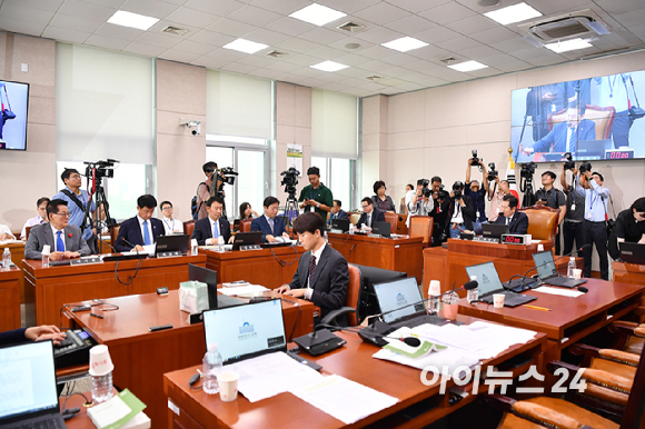 박찬대 더불어민주 당대표 직무대행 겸 원내대표가 지난 10일 오전 서울 여의도 국회 본청 앞 계단에서 열린 순직해병특검법 거부 강력규탄·민생개혁입법 수용 요구 야당-시민사회 공동기자회견에서 발언하고 있다. [사진=곽영래 기자]