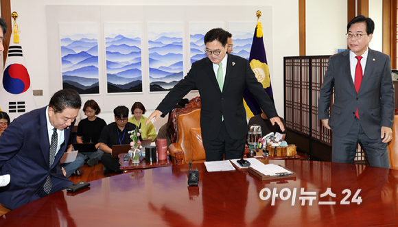 우원식 국회의장(가운데)과 김병기 더불어민주당(왼쪽), 송언석 국민의힘 원내대표가 23일 국회의장실에서 회동을 갖고 있다. [사진=곽영래 기자]