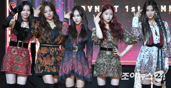 5인조 신예 걸그룹 밴디트(BVNDIT)가 5일 오전 서울 서교동 무브홀에서 열린 첫 미니앨범 'BE!' 발매 기념 쇼케이스에서 포즈를 취하고 있다. [사진=조성우 기자]