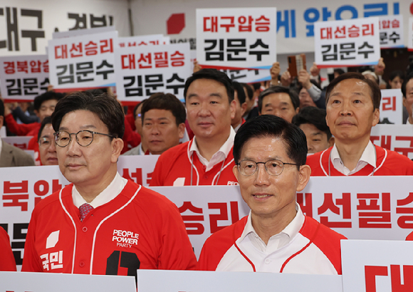 이재명 더불어민주당 대선후보와 김경수 당 총괄선대위원장이 13일 울산광역시 롯데백화점 울산점 광장에서 열린 유세에서 시민들에게 인사하고 있다. [사진=연합뉴스]