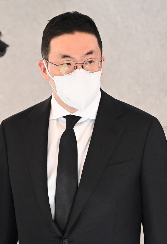 LS그룹 초대 회장을 지낸 구자홍 현 LS니꼬동제련 회장이 11일 별세한 가운데 12일 서울 아산병원 장례식장 전광판에 고인의 빈소를 알리는 내용이 나타나고 있다. [사진=정소희 기자]