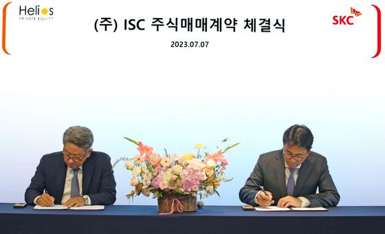 박원철 SKC사장(오른쪽)과 현 ISC 최대주주인 헬리오스PE의 전제모 대표가 지난달 7일 서울 종로구 SKC 본사에서 열린 'ISC 주식매매계약 체결식'에서 계약서에 서명하고 있다. [사진=SKC]