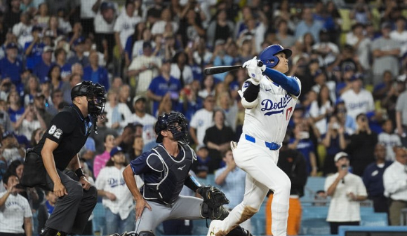 LA 다저스 오타니 쇼헤이가 24일(한국시간) 열린 탬파베이와 2024 MLB 홈 경기에서 9회말 끝내기 만루포로 40홈런-40도루를 달성했다. 오타니가 이날 끝내기 만루홈런을 쏘아 올리는 장면. [사진=뉴시스]