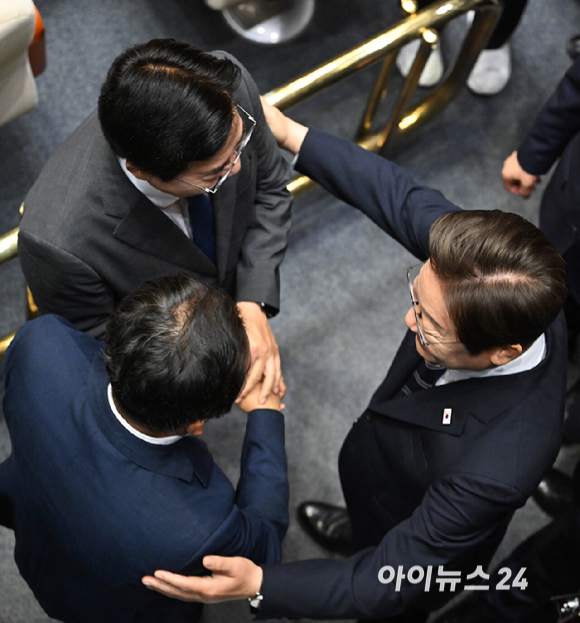 이재명 대통령이 26일 국회에서 열린 제426회국회(임시회) 제2차 본회의에서 2025년도 제2회 추가경정예산안에 대한 정부의 시정연설을 마친 후 박찬대 더불어민주당 전 원내대표와 정청래 의원과 대화하고 있다. [사진=국회사진기자단]