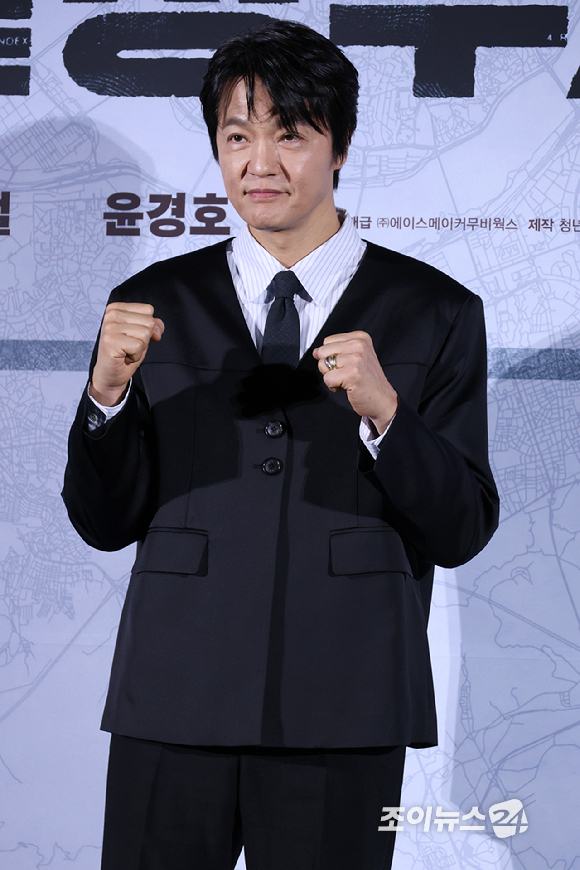 배우 조한철이 9일 오전&nbsp;서울 CGV 용산아이파크몰점에서 열린 영화 '끝장수사'(감독 박철환) 제작보고회에 참석해 포즈를 취하고 있다. [사진=문수지 기자]