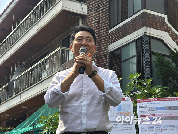 오세훈 서울시장이 지난 6월 30일 서울 광진구 자양1동 모아타운 사업 추진 현장을 찾아 주민들을 향해 발언하고 있다. [사진=김한빈 기자]
