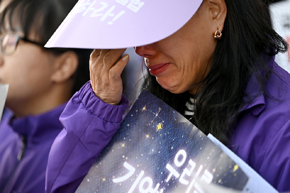 10·29 이태원 참사를 하루 앞둔 28일 오전 광주 남구 광주공원에서 열린 이태원 참사 특별법 제정 촉구 기자회견에서 한 유족이 눈물을 훔치고 있다. [사진=뉴시스]