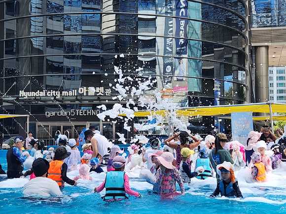 가든파이브라이프와 서울시 송파구가 함께 개최한 '2025 송파구 하하호호 물놀이장' 현장. [사진=가든파이브라이프]