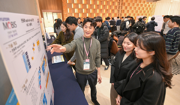 현대모비스가 지난 20일 경기도 의왕 전동화 연구소에서 산·학·연 합동 '전동화 기술 포럼'을 개최했다. 차량 전동화 분야 기술협력 생태계 구축을 위한 이 자리에는 대학과 연구기관, 혁신기술을 보유한 전문사 등 230여명이 참석하며 큰 호응을 얻었다. [사진=현대모비스]