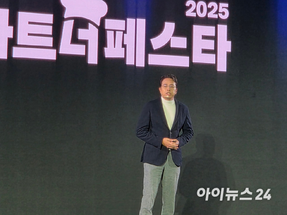 김범석 우아한형제들 대표가 8일 서울 서초구 양재동 aT센터에서 열린 '2025 배민파트너페스타'에서 발언하고 있다. [사진=전다윗 기자]