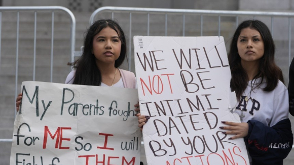 도널드 트럼프 미국 행정부가 불법 이민자를 추방하는 정책의 연장선으로 합법적인 비자를 받고 체류 중인 유학생까지 비자를 취소해 대거 쫓아내고 있다. 사진은 지난 2월 로스앤젤레스 시내에서 이민자 추방 정책 반대 시위에 참가한 고등학생들의 모습. [사진=AP/연합뉴스]