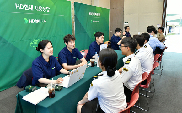 올해 5월 '마덱스 2025' 현장에서 실시한 채용박람회 모습. [사진=HD현대]