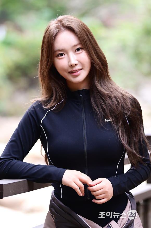 25일 서울 강북구 우이동 북한산국립공원 우이분소(백운천 휴게공간)에서 열린 '브브걸 민영과 함께 하는 팬트레킹-제12회 희망찾기 등산&middot;트레킹 교실'에서 참가자들이 기념사진을 촬영하고 있다. [사진=곽영래 기자]