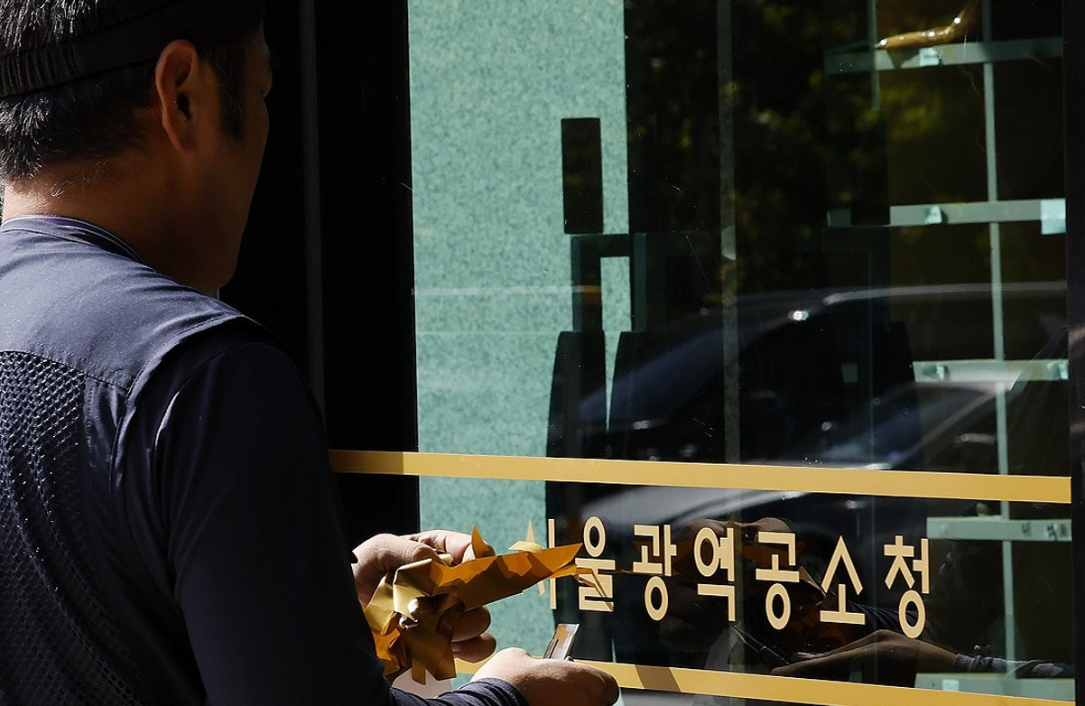 공소청 출범을 사흘 앞둔 지난 9월 29일 서울 서초구 대검찰청에서 작업자들이 맨홀 뚜껑에 새겨진 검찰 마크를 지우고 있다. 2026.9.29 [사진=연합뉴스]