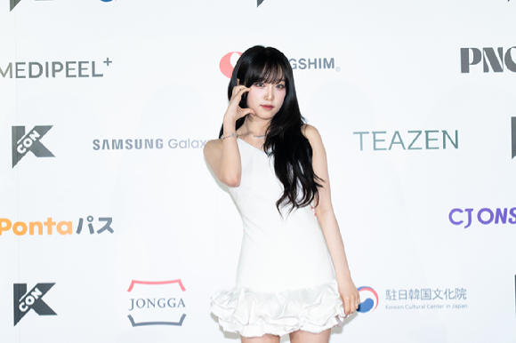 가수 최예나가 지난 10일 일본 지바현 마쿠하리 멧세에서 개최된 '케이콘 재팬 2025(KCON JAPAN 2025)' 레드카펫 행사에서 포즈를 취하고 있다. [사진=CJ ENM]