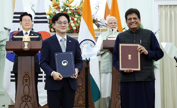 이재명 대통령이 20일(현지시간) 인도 뉴델리의 한 행사장에서 열린 한-인도 비즈니스포럼에서 참석자 발언을 듣고 있다. 왼쪽부터 이재명 대통령, 김정관 산업부 장관, 류진 한국경제인협회 회장. 2026.4.20 [사진=연합뉴스]