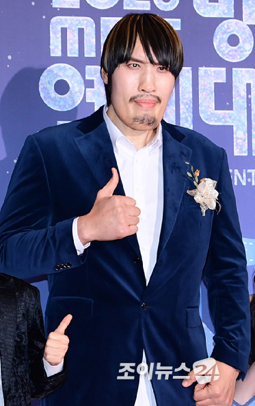 '전지적 참견 시점' 최홍만이 29일 오후 서울 마포구 MBC 사옥에서 열린 '2025 MBC 방송연예대상' 포토월 행사에 참석하고 있다. [사진=정소희 기자]