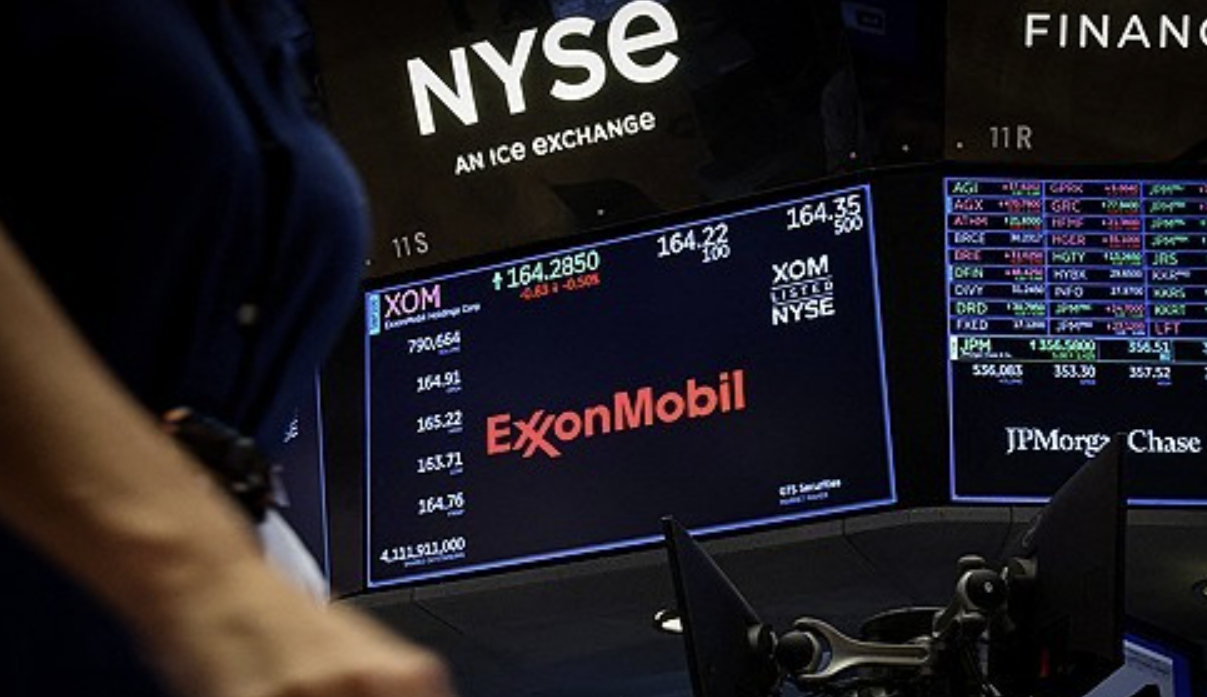24일 미국 뉴욕 뉴욕증권거래소(NYSE) 내부 전광판에 엑손모빌(ExxonMobil)의 회사 로고와 주식 거래 정보가 표시돼 있다. 2026.8.24 [사진=REUTERS/연합뉴스]