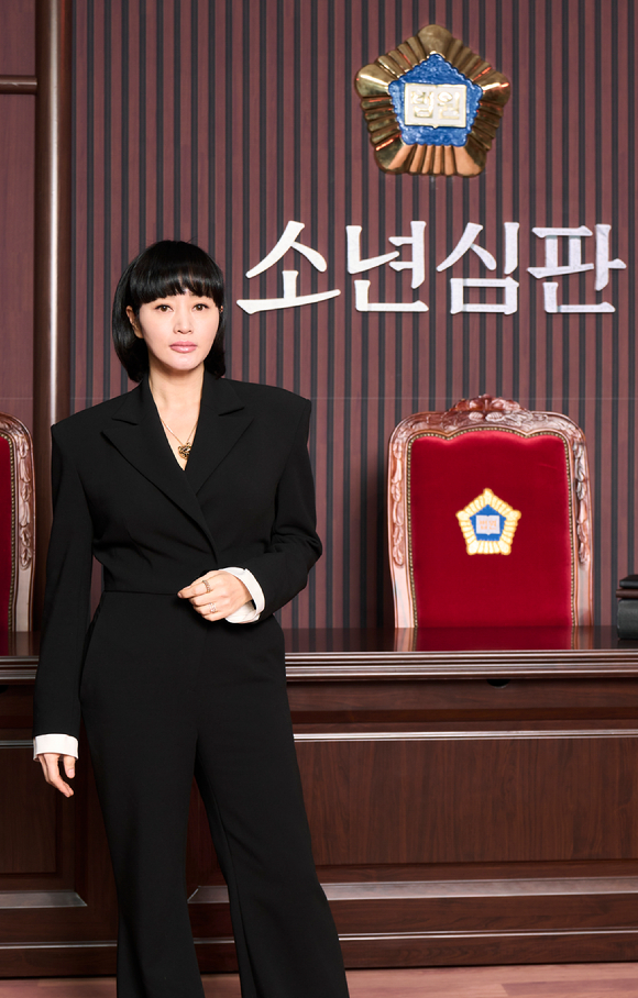 배우 김혜수가 22일 온라인으로 진행된 넷플릭스 드라마 '소년심판' 제작발표회에 참석해 포즈를 취하고 있다. [사진=넷플릭스]