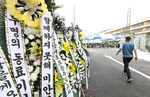 교사가 교내에서 극단적 선택을 한 서울 서초구 서이초등학교 앞으로 시민이 지나고 있다. [사진=뉴시스]