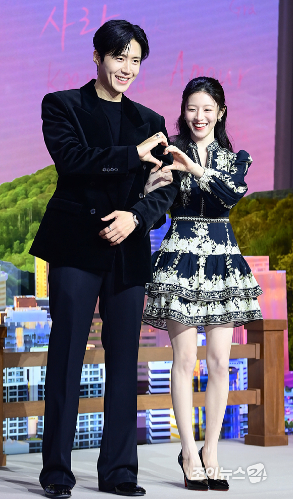 배우 김선호와 고윤정이 13일 오전 서울 강남구 조선팰리스 서울강남에서 열린 넷플릭스 시리즈 '이 사랑 통역 되나요?' 제작발표회에 참석하고 있다. [사진=정소희 기자]