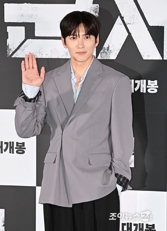 배우 지창욱이 20일 오후 서울 용산구 CGV 용산아이파크몰에서 영화 '군체' 언론 시사회에서 포토타임을 갖고 있다. [사진=곽영래 기자]