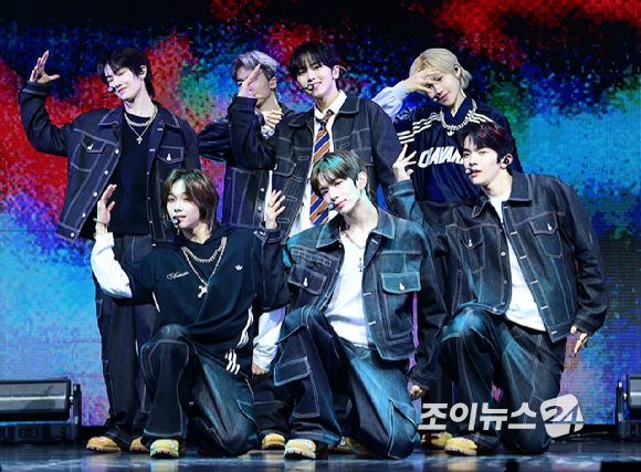 3일 오후 서울 광진구 광장동 예스24라이브홀에서 신인 보이그룹&nbsp;튜넥스(TUNEXX)&nbsp;첫 번째 미니 앨범 '셋 바이 어스 온리'(SET BY US ONLY) 발매 기념 쇼케이스가 열렸다.&nbsp;튜넥스가 타이틀곡 '내가 살아있다는 증거' 무대를 선보이고 있다. [사진=정소희 기자]