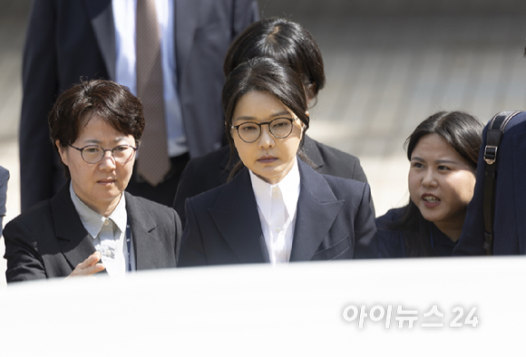 윤석열 전 대통령 부인 김건희 씨가 12일 오후 서울 서초구 서울중앙지방법원에서 열린 구속 전 피의자 심문(영장실질심사)을 마치고 법원을 나서고 있다. [사진=사진공동취재단]