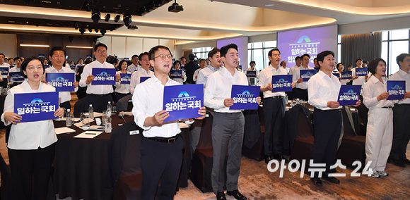 한병도 더불어민주당 대표 직무대행 겸 원내대표, 한성숙 국무총리 등 참석자들이 3일 서울 용산 서울드래곤시티호텔에서 열린 더불어민주당 후반기 국회 대비 국회의원 워크숍에서 손 피켓을 들고 구호를 외치고 있다. [사진=곽영래 기자]