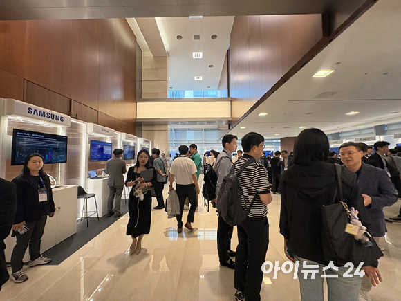 삼성전자가 1일 서울 서초사옥에서 열린 'SAFE(Samsung Advanced Foundry Ecosystem) 포럼 2026'에서 엔비디아 최고경영자(CEO) 젠슨 황의 친필 사인이 담긴 그록(Groq) 3 LPU 웨이퍼를 전시하고 있다. [사진=권서아 기자]