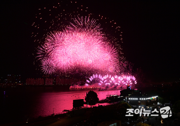 17일 서울 영등포구 여의도 한강공원에서 열린 방탄소년단 데뷔 10주년 FESTA @여의도(BTS 10th Anniversary FESTA @Yeouido)에 참석한 팬들이 'BTS 히스토리 월' 코너를 즐기고 있다. [사진=정소희 기자]