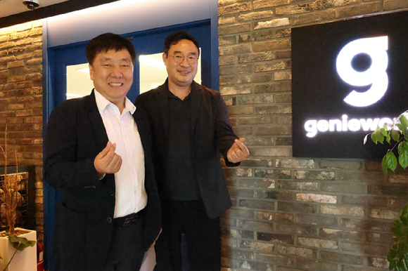 김영신 기정원장(왼쪽)과 이앙 지니웍스 대표가 기념사진을 촬영하고 있다. [사진=중소기업기술정보진흥원]
