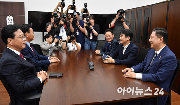 더불어민주당 김병기 당대표 직무대행 겸 원내대표와 국민의힘 송언석 원내대표가 18일 오후 서울 여의도 국회에서 회동을 하고 있다. [사진=곽영래 기자]