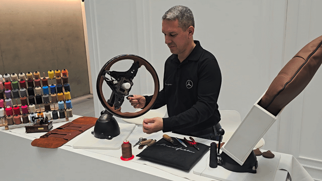 메르세데스-벤츠 코리아가 25일 서울 종로구 북촌 '푸투라서울'에서'메르세데스-마이바흐 S-클래스 V12 에디션'을 공개하고 있다. [영상=김종성 기자]