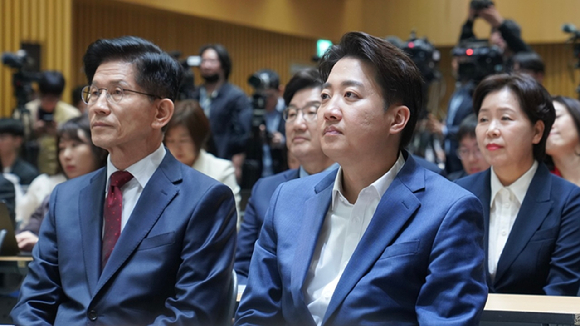 개혁신당 이준석 대선 후보가 27일 서울 여의도 국회에서 단일화 등과 관련한 입장을 밝히기 위해 기자회견 장소로 이동하고 있다. 2025.5.27 [사진=연합뉴스]