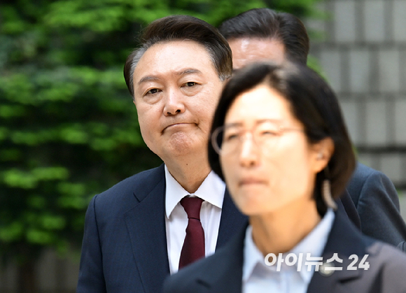12·3 비상계엄 사태와 관련해 내란 우두머리 혐의 등으로 기소된 윤석열 전 대통령이 12일 서울 서초구 서울중앙지방법원으로 출석하고 있다. [사진=사진공동취재단]
