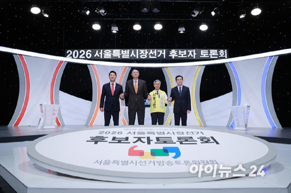 정원오 더불어민주당 서울시장 후보와 오세훈 국민의힘 서울시장 후보가 28일 서울 마포구 SBS프리즘타워에서 열린 제9회 전국동시지방선거 서울시장 후보 초청 토론회에 앞서 악수를 하고 있다. [사진=정소희 기자]