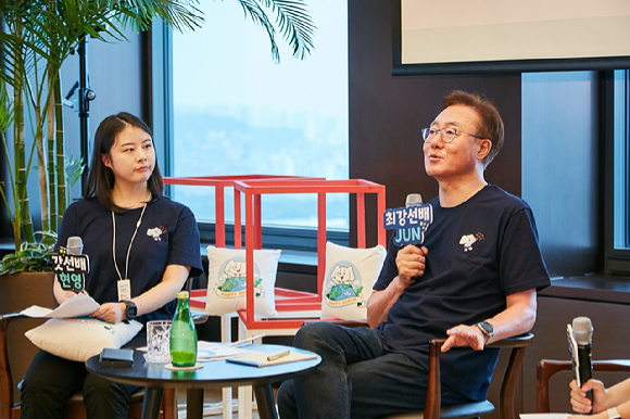 김준 SK이노베이션 부회장(오른쪽)이 24일 서울 종로구 SK서린빌딩에서 열린 신입사원과의 대화자리에서 질문에 대한 답변을 하고 있다. [사진=SK이노베이션]