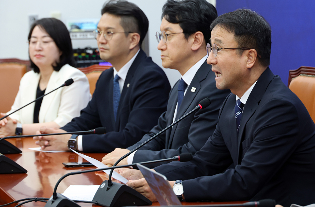 더불어민주당 한병도 당 대표 직무대행 겸 원내대표가 31일 국회에서 기자회견을 열고 청와대 특별감찰관 후보로 최길수 변호사를 추천한다고 말하고 있다. 2026.7.31 [사진=연합뉴스]