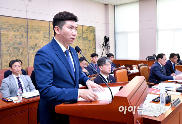유승민 대한체육회장이 21일 서울 여의도 국회에서 열린 문화체육관광위원회 국정감사(대한체육회 등)에서 업무보고를 하고 있다. [사진=곽영래 기자]