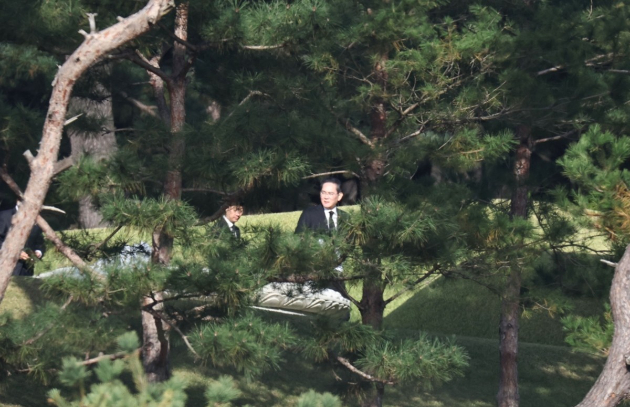 이재용 삼성전자 회장이 23일 경기도 수원 선영에서 열린 고 이건희 삼성그룹 회장 6주기 추도식에 참석해 있다. [사진=연합뉴스]