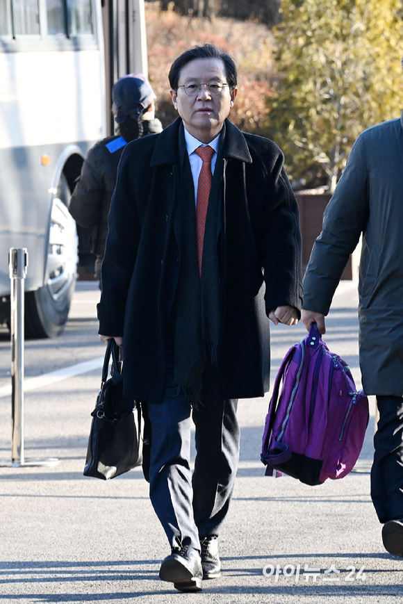 윤석열 대통령 측 변호인인 윤갑근 변호사가 6일 서울 종로구 헌법재판소에서 열린 윤석열 대통령 탄핵 심판 6차 변론기일에 출석하고 있다. [사진=사진공동취재단]