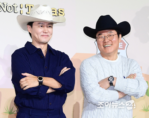 배우 이서진과 나영석 PD가 24일 오전 서울 CGV 아이파크몰에서 열린 넷플릭스 예능 '이서진의 달라달라' 제작발표회에 참석하고 있다. [사진=정소희 기자]