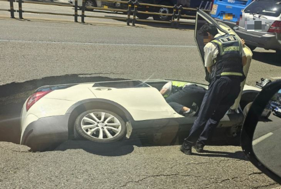 이날 오전 11시 26분쯤 서울시 서대문구 연희동 한 도로에서 싱크홀이 발생해 차량 1대가 빠지는 사고가 일어났다. [사진=온라인 커뮤니티]