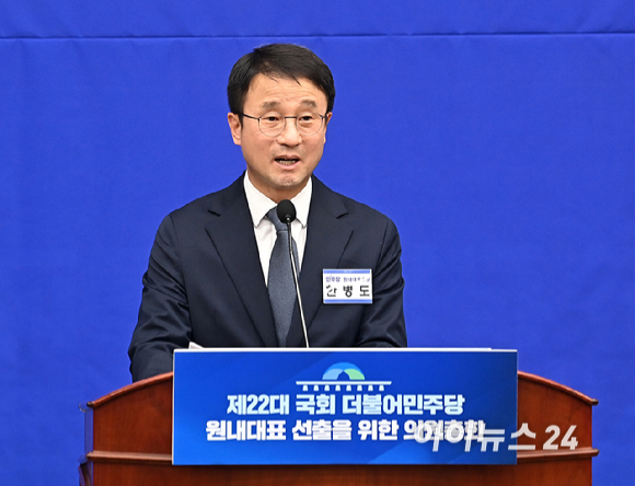 한병도 더불어민주당 원내대표 후보가 6일 서울 여의도 국회에서 열린 더불어민주당 제3기 원내대표 선출 의원총회에서 정견발표를 하고 있다. [사진=곽영래 기자]