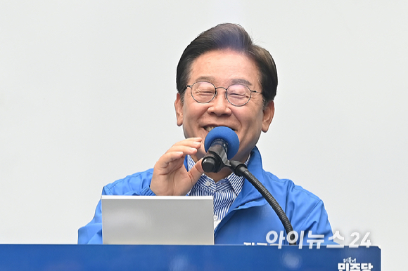 이재명 더불어민주당 대선 후보가 2일 오후 경기도 성남시 야탑역 광장에서 열린 선거유세에서 지지를 호소하고 있다. [사진=곽영래 기자]